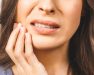 mujer con dolor de encías