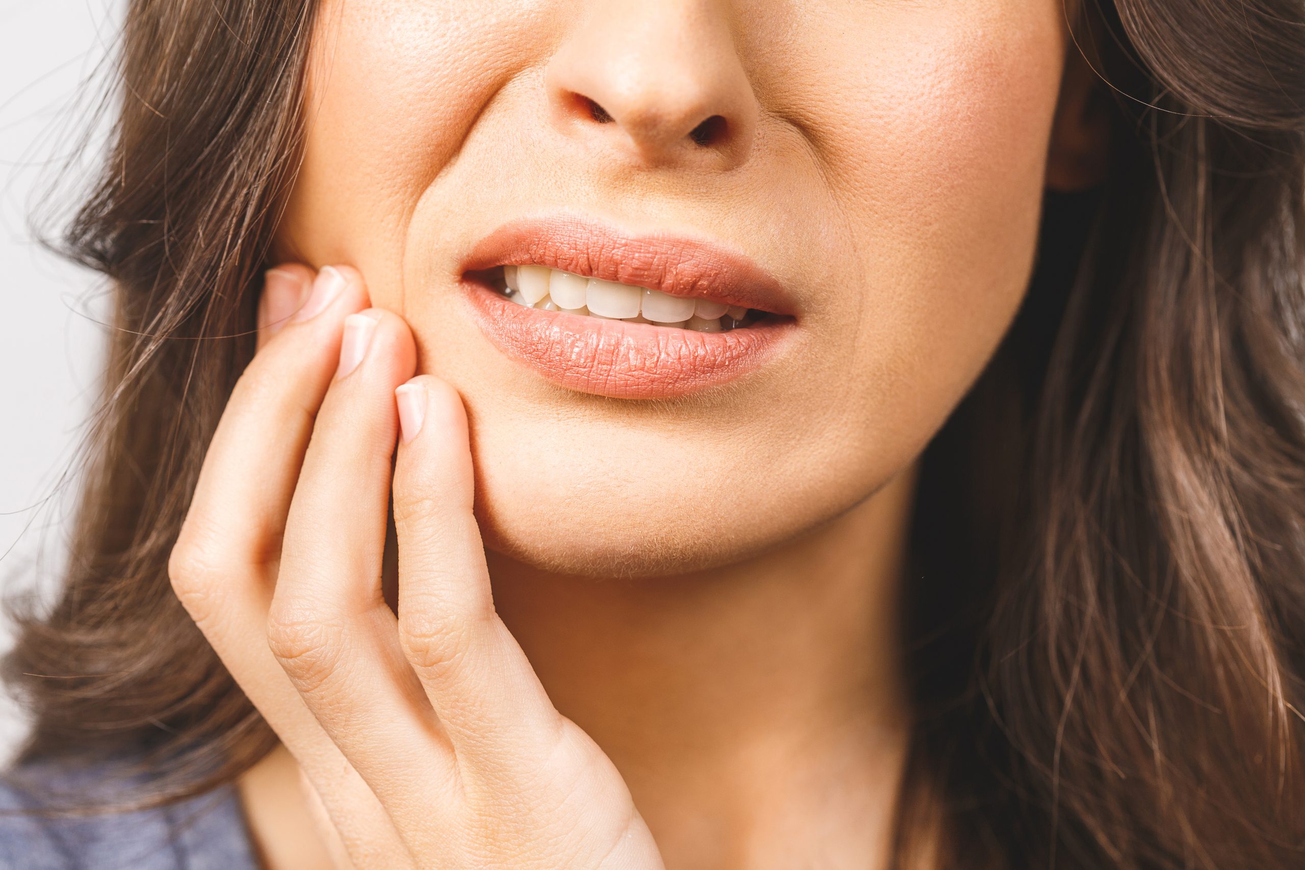 mujer con dolor de encías