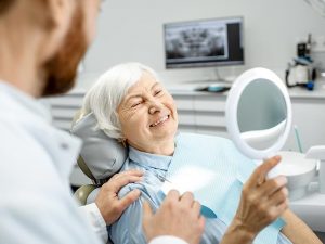 ¿Cómo mantener los implantes dentales cuidados?