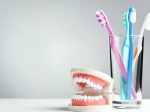 ¿Cómo limpiar prótesis dentales? Todo lo que debes saber