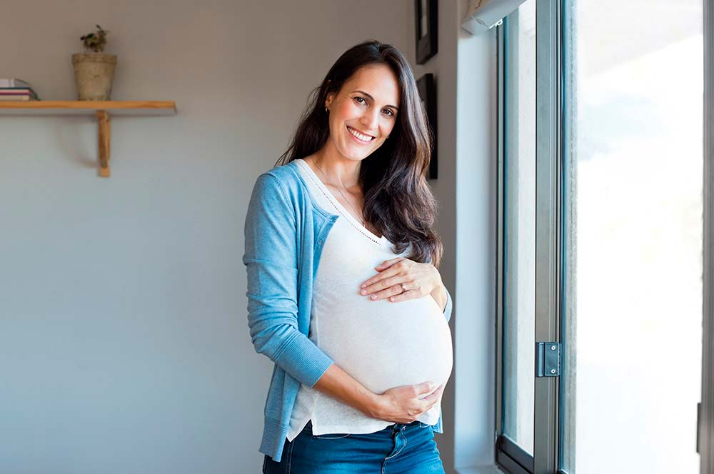 Mujer embarazada sonriendo