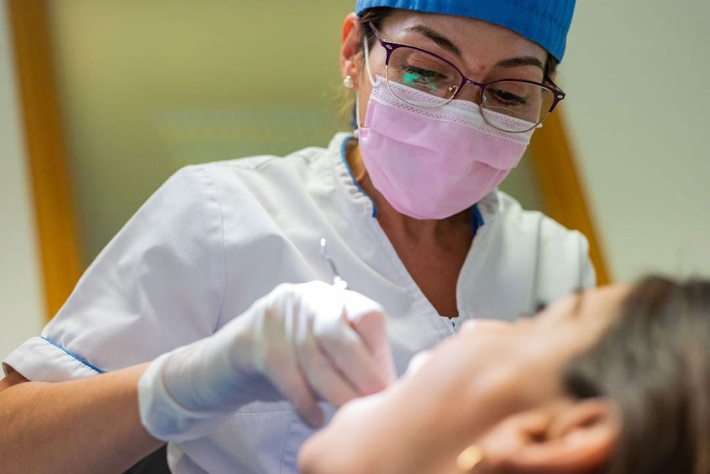 dentista de centro odontológico avanzado fabregues atendiendo a paciente