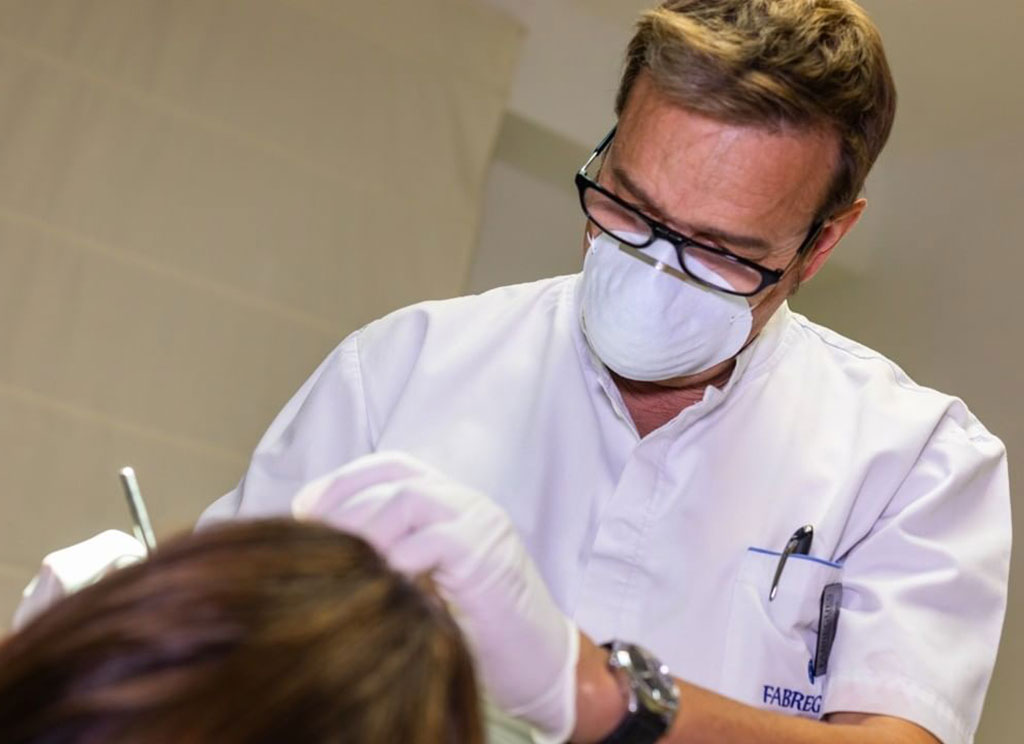 Doctor Fabregues en clínica dental en Palma de Mallorca