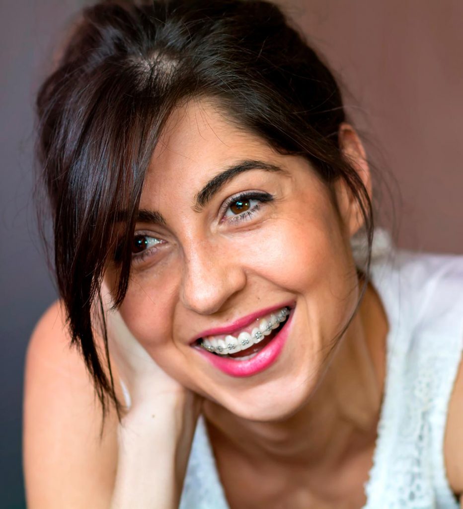 mujer adulta sonriendo con brackets