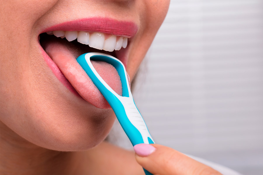 cepillar la lengua para prevenir halitosis