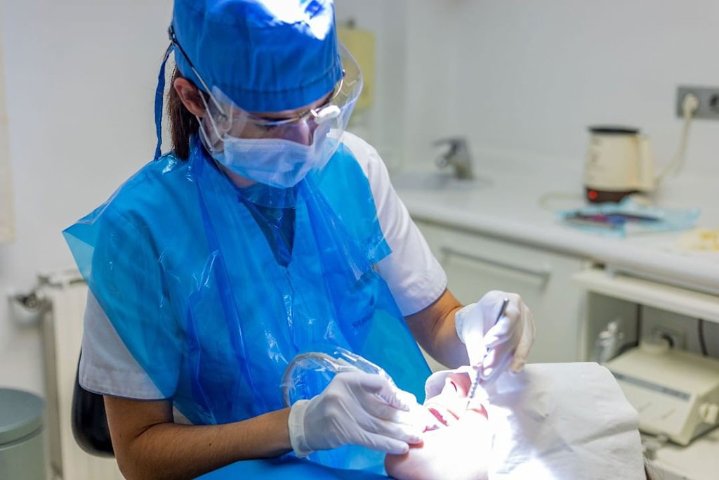 dentista en clínica de mallorca realizando tratamiento