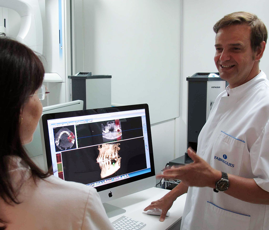 Dr Fabregues explica tratamiento de cirugía oral con tecnología 3D
