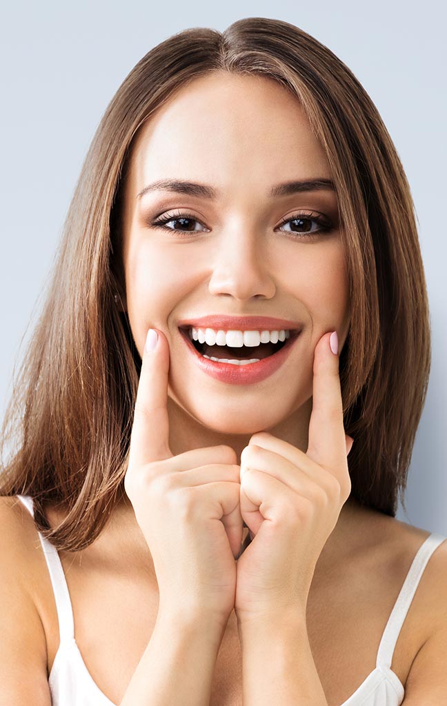 mujer sonriente tras blanqueamiento dental
