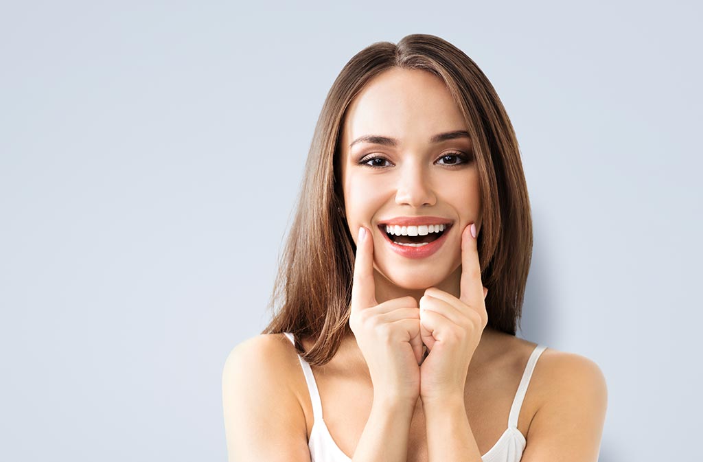 mujer joven sonriendo