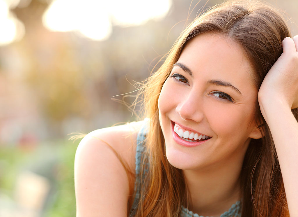 mujer joven sonriendo a cámara