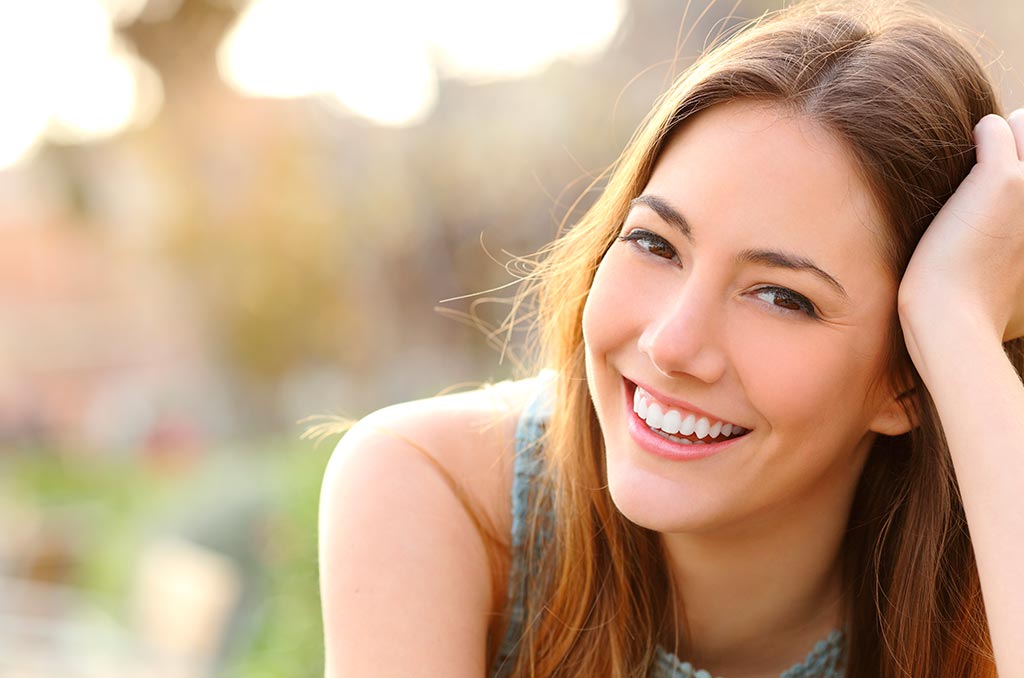 mujer sonriendo a cámara